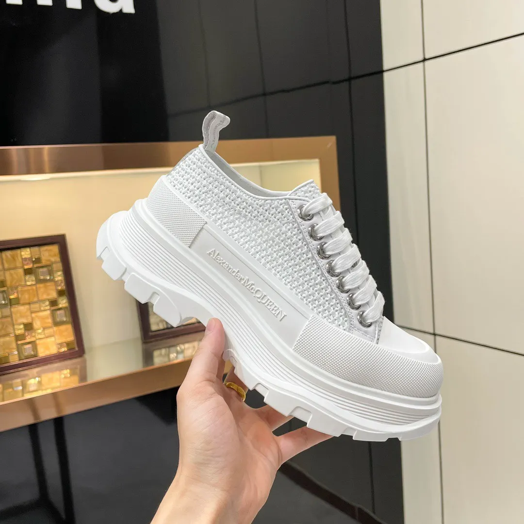 👟👟Ex-factory price 560👟👟 Men’s size +10 🔥Mc Queen new woven McQueen couple shoes 🔥Exclusive first launch‼ ️‼ ️Young ladies who are fashion representatives must be in the forefront of fashion! The shoes have a transparent and simple personalized design, which increases the height and slims the legs, showing full charm, and the upper feet are super stylish. ⚠The upper is made of customized imported canvas, which is breathable, comfortable and not stuffy on the feet. The color is warm and moist. 🔸Inside: Yangli. Feet: imported goatskin. Full of flexibility! The round toe design allows the toes to be completely released🥰 Get rid of the original pressure of shoes! 🔸The outsole adopts the original molded combination TPU transparent outsole. The process of combining several layers of outsole is complicated. Super light and super comfortable! Very affordable ❤️ 🔸Size: 35-40 for women, 250 for low-income women. The women’s low-top version will be released first. The latest counter high version packaging, with certificates, cards, and pure cotton bags.